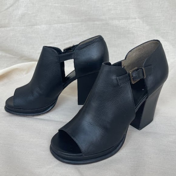 Robert Clergerie Shoes - Robert Clergerie Paris Black Leather Heeled Bootie